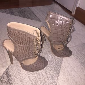 Tan/ faux animal print lace up pump